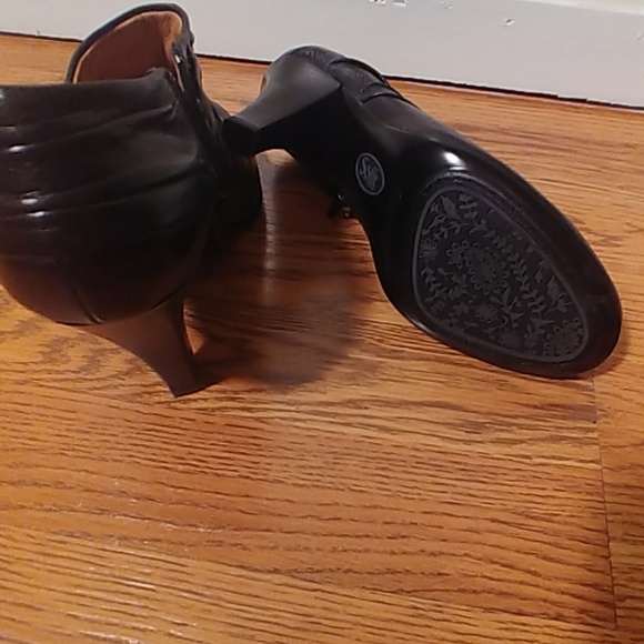 Sofft Black leather round toe ankle booties - Picture 4 of 4